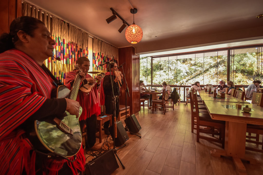 Good Atmosphere Full House Restaurant